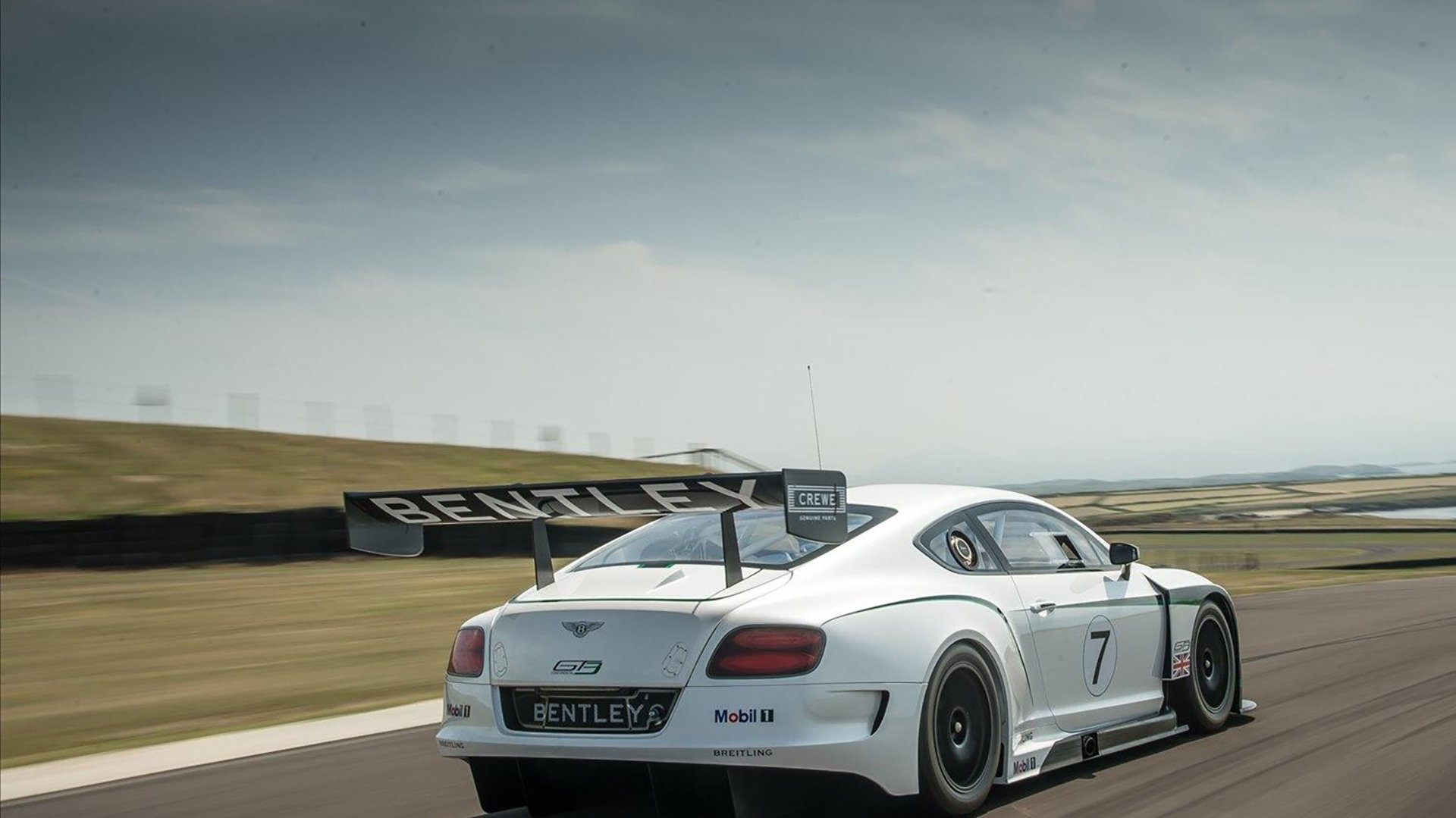 “高新体育中心:羽毛球选手超常发挥,技术与力量的较量”