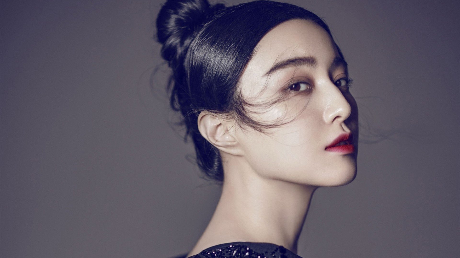 爱游戏电竞官网-英超终场哨声：逆转奇迹震撼全场，英超名哨